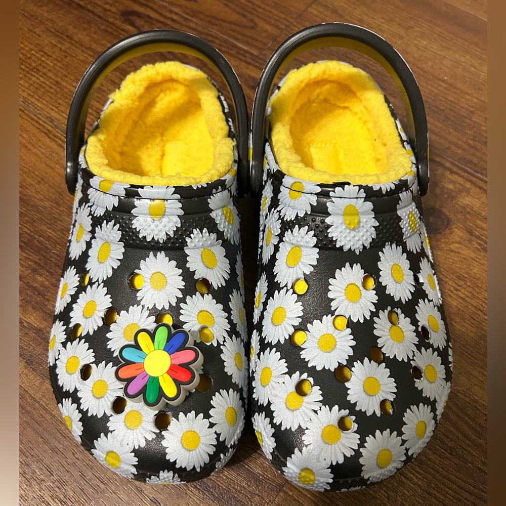 Brand New Daisy Crocs Sz 8W, 6M